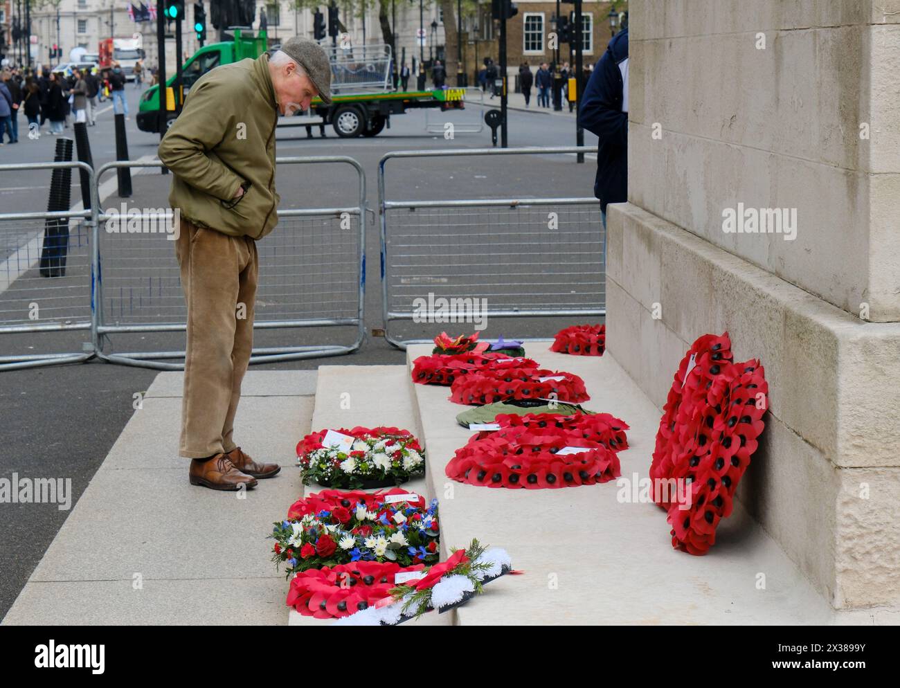 Cénotaphe, Whitehall, Londres, Royaume-Uni. 25 avril 2024. Couronnes Anzac Day posées au cénotaphe de Londres. Credit : Matthew Chattle/Alamy Live News Banque D'Images