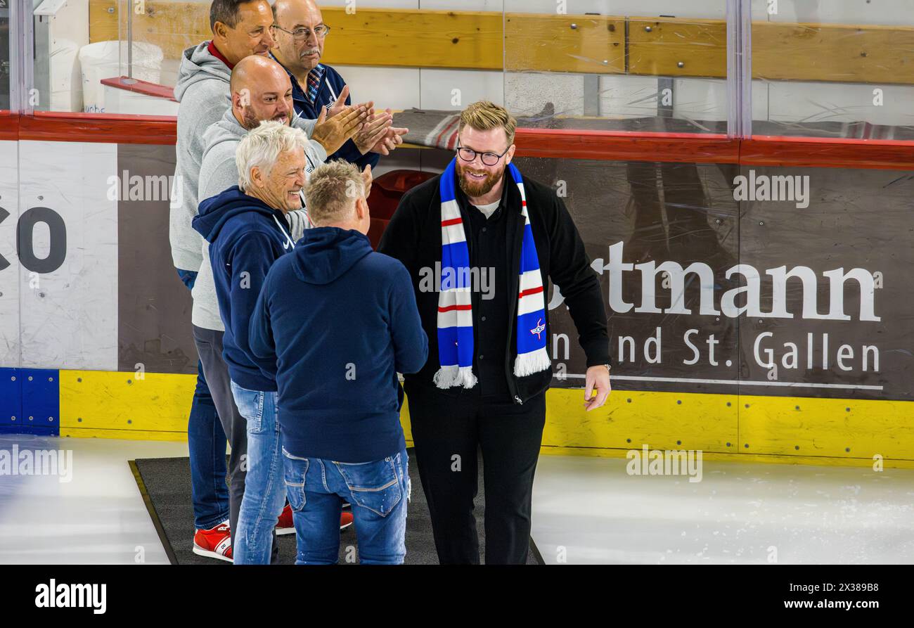 Der schwedische Eishockeyspieler Robin Figren, welchen auf die saison 2019/2020 zum EHC Kloten kann betritt für Seine Verabschiedung das Eisfeld der S. Banque D'Images