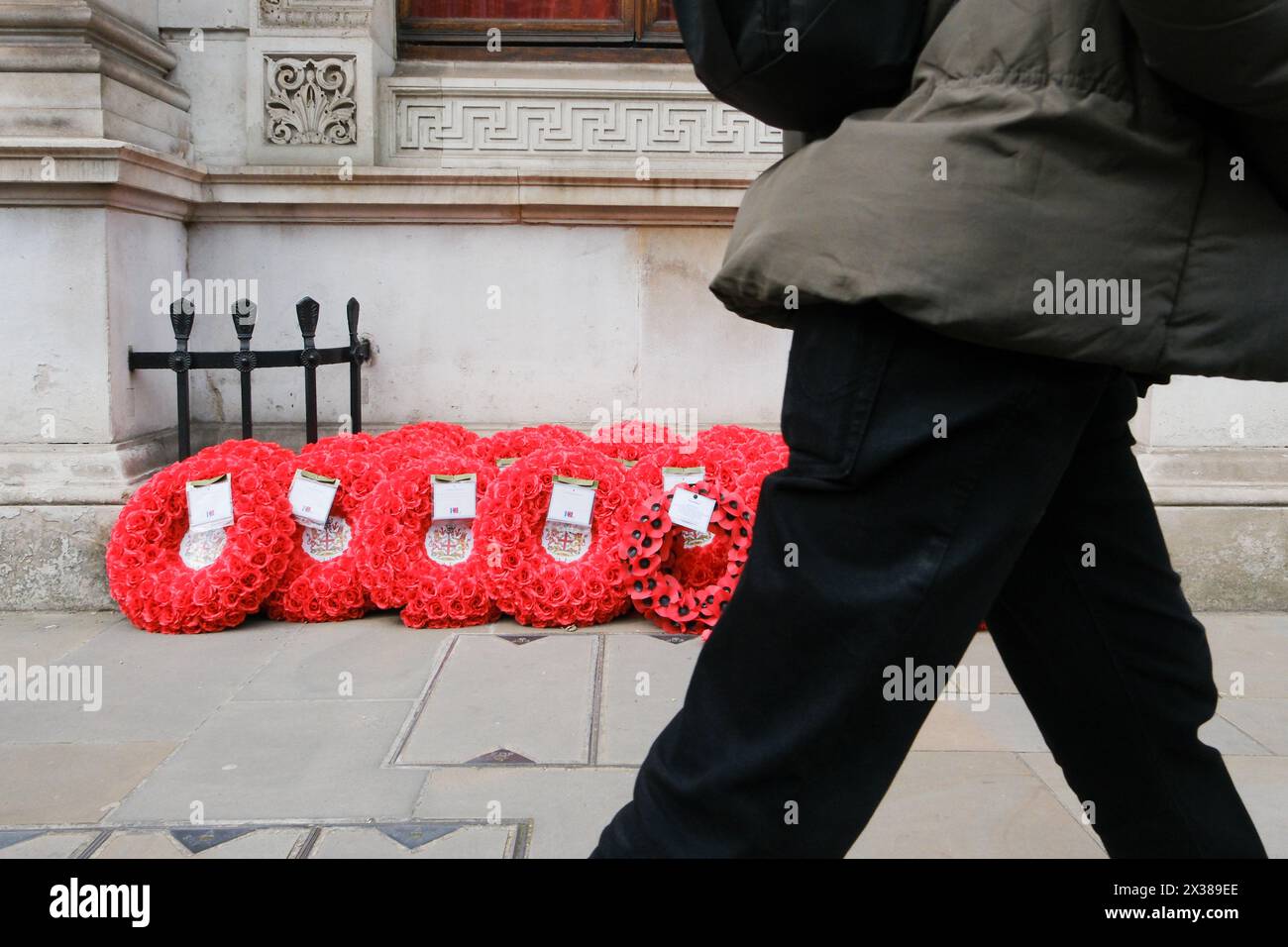Cénotaphe, Whitehall, Londres, Royaume-Uni. 25 avril 2024. Couronnes Anzac Day posées au cénotaphe de Londres. Credit : Matthew Chattle/Alamy Live News Banque D'Images