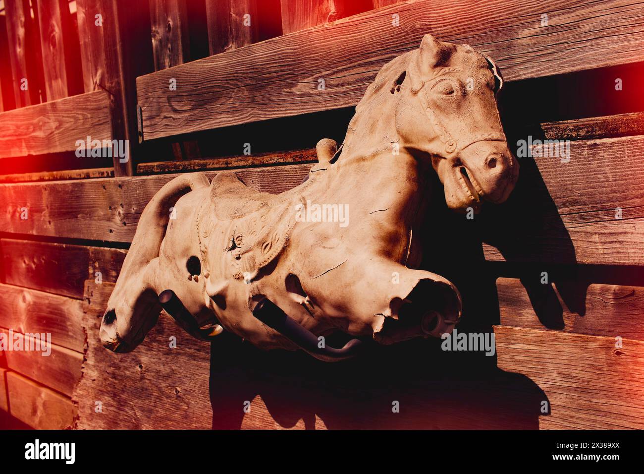 Vieux cheval à bascule brisé évoquant des souvenirs d'enfance. Look film LO-fi. Banque D'Images