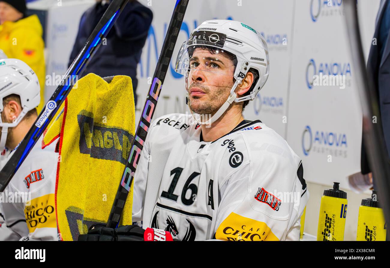 Fribourg Verteidiger #16 Raphael Diaz schaut, während dem Spiel gegen den EHC Kloten, von der Spielerbank nachdenklich in Richtung Scorebord. (Kloten, Banque D'Images