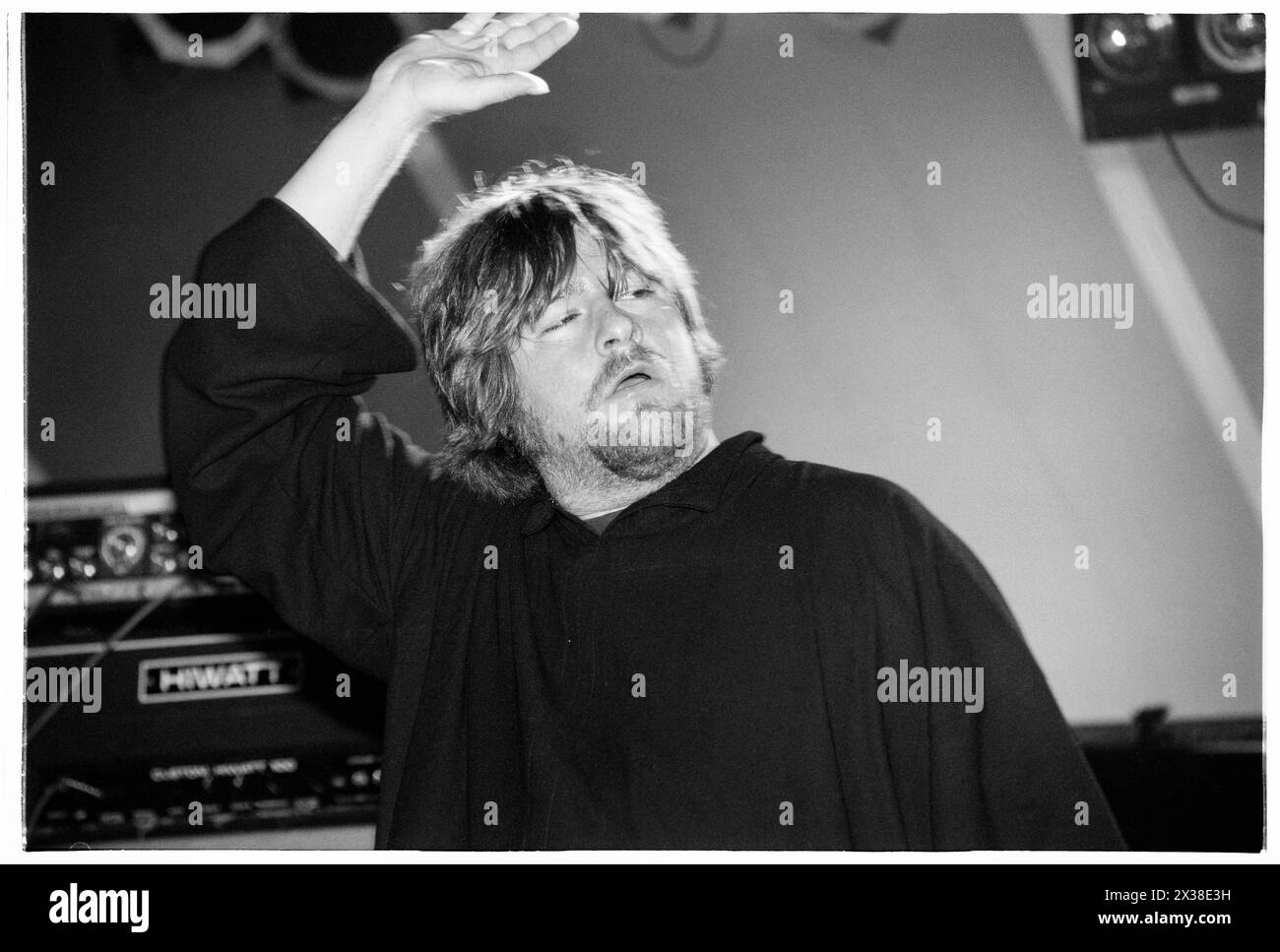 SOUNDTRACK OF OUR LIVES, READING FESTIVAL, 1998 : un jeune Ebbot Lundberg du groupe suédois The Soundtrack of Our Lives sur la scène Melody Maker au Reading Festival, Reading, Angleterre, Royaume-Uni le 28 août 1998. Photo : Rob Watkins. INFO : Soundtrack of Our Lives, un groupe de rock suédois formé en 1995 à Gothenburg, a émergé comme pionnier de la renaissance du rock psychédélique des années 90. Leurs paysages sonores étendus et leurs performances énergiques ont été acclamés par la critique. Banque D'Images