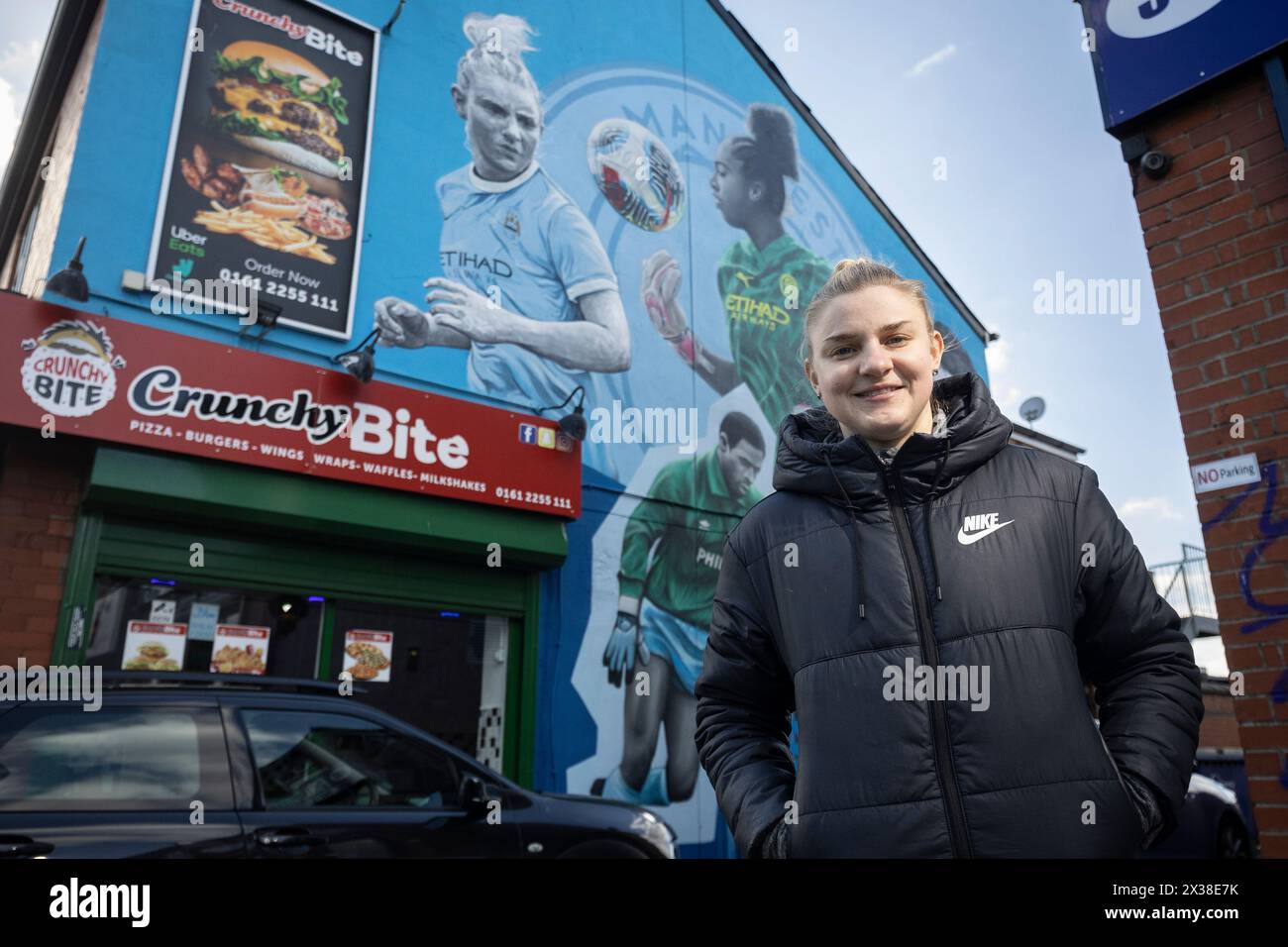 Royaume-Uni, Manchester, 24 avril 2024 : Chelsea Nightingale, joueuse de football de Manchester City, pose pour un portrait à côté de la nouvelle fresque murale d'elle à Fallowfield, Greater Manchester. Photo de Ryan Jenkinson/MB Media Banque D'Images