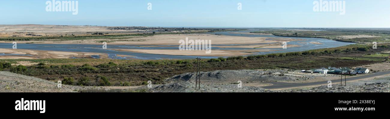 Panorama de l'estuaire de la rivière Orange à marée basse avec le banc de brouillard en mer au loin et les bancs de sable exposés. Banque D'Images