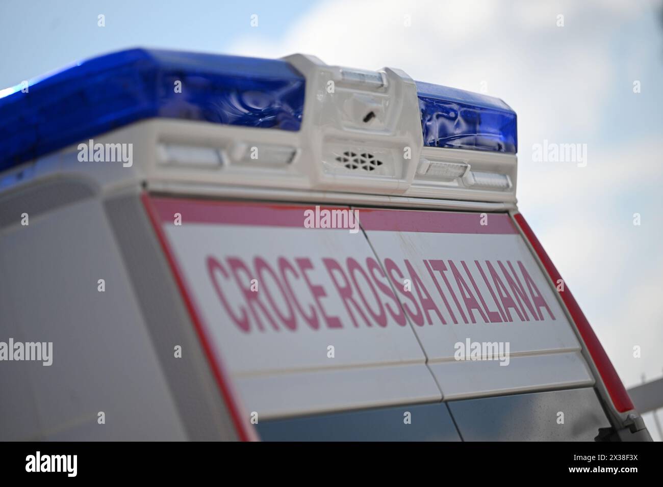Rimini, Italie. 25 avril 2024. Les mots 'Crosse Rossa Italiana' (Croix-Rouge italienne) peuvent être vus dans une ambulance. Crédit : Marijan Murat/dpa/Alamy Live News Banque D'Images