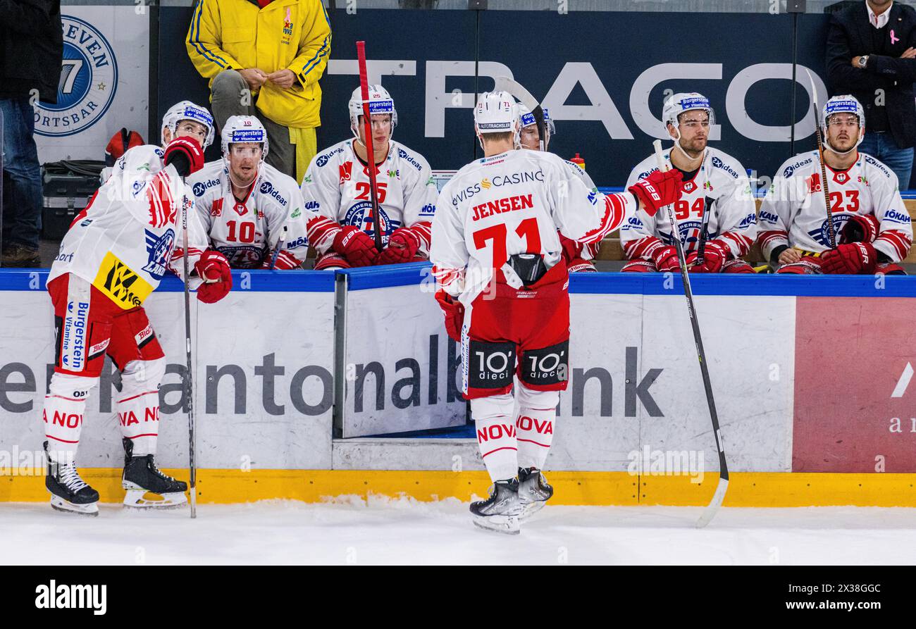 Rapperswil Stürmer #71 Nicklas Jensen geht vom Eis. Andere Rapperswiler Spieler warten, sichtbar nachdenklich, auf der Spielerbank. (Zoug, Schweiz, 15. Banque D'Images