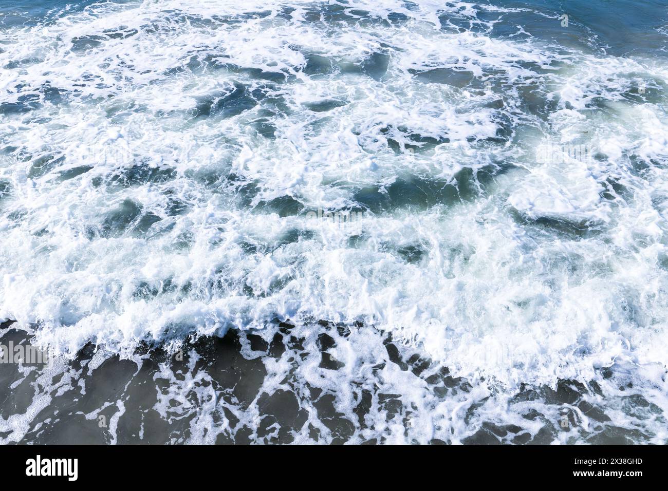 Eau de mer avec des vagues et de la mousse, texture de photo de fond naturelle abstraite Banque D'Images