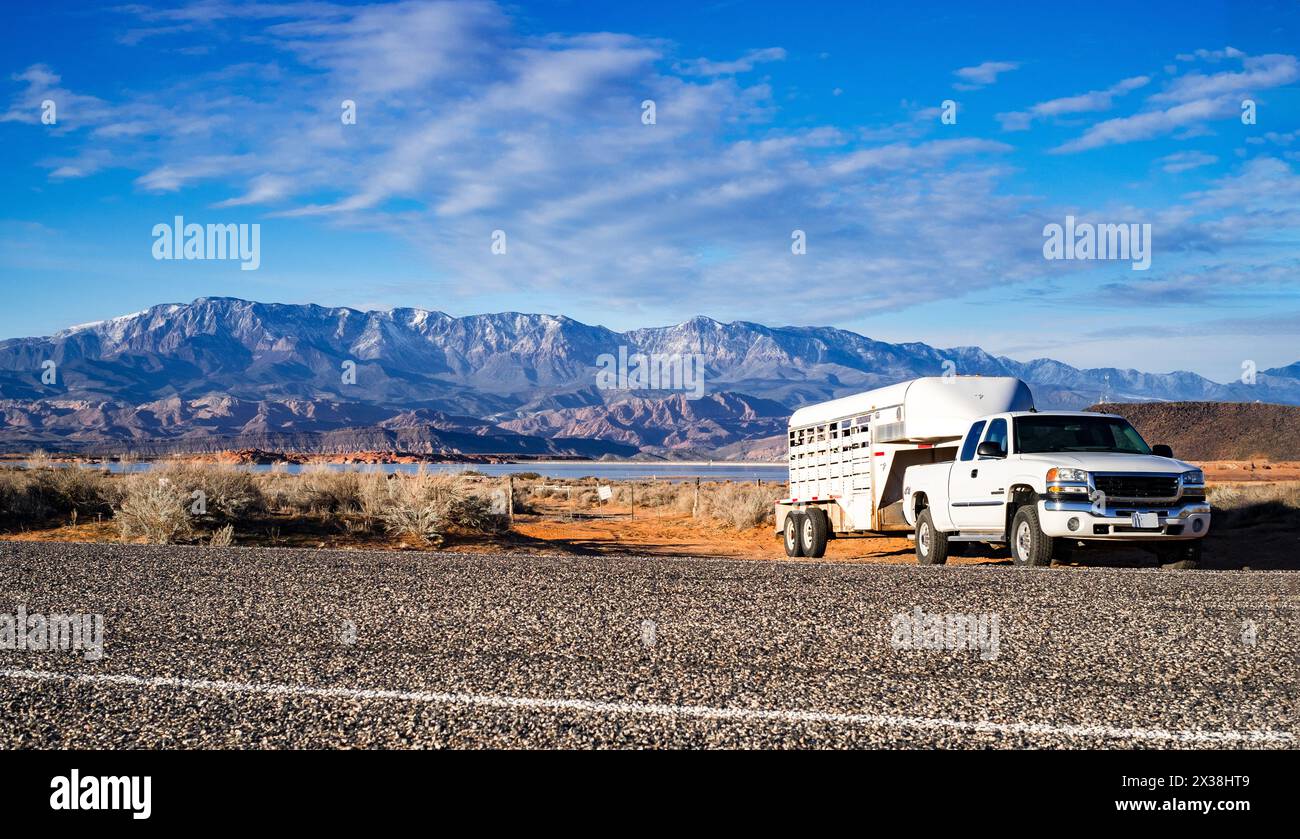 Pick-up Wehicle avec remorque de cheval sur fond rocheux à Sand Hollow Park, Hurricane, Utah, États-Unis Banque D'Images