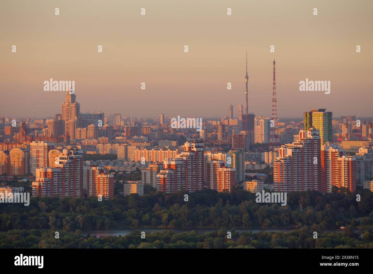 Tour de télévision Ostankino, bâtiments résidentiels, forêt le soir à Moscou, Russie Banque D'Images