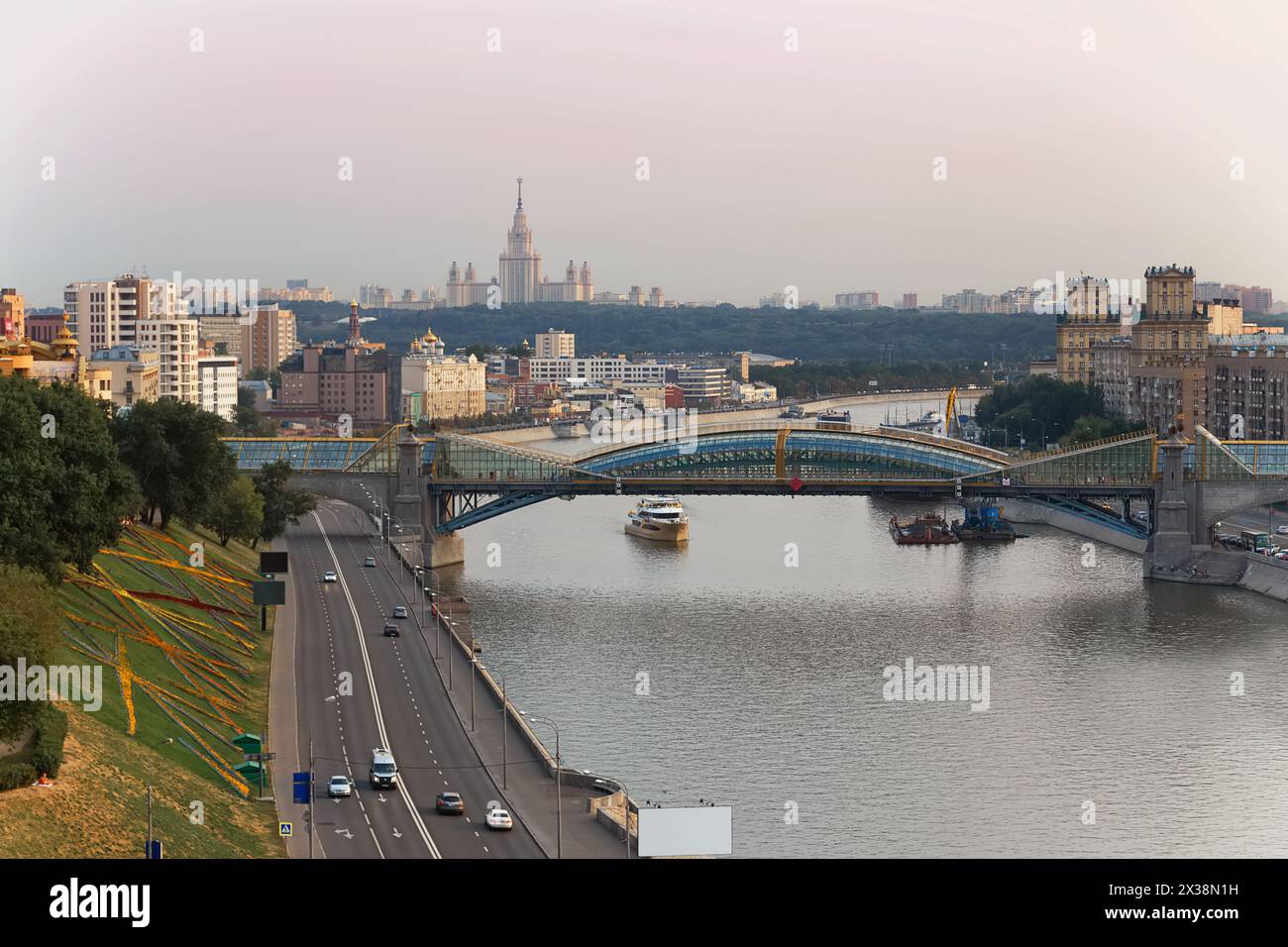 Pont Bogdan Khmelnitsky, rivière, navires et quai le jour d'été à Moscou Banque D'Images