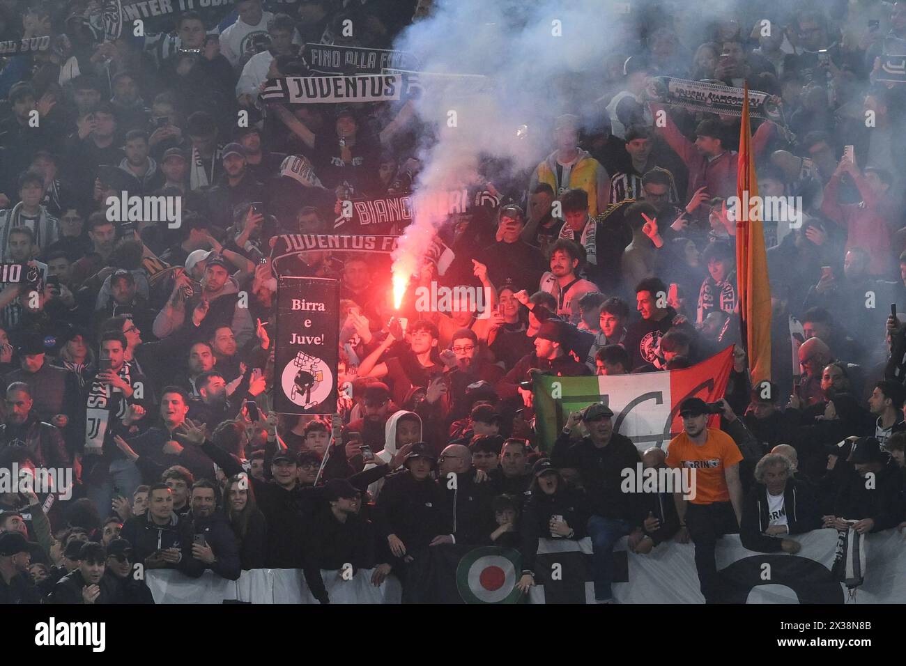 Fans Juventus pendant la demi-finale deuxième manche - Coppa Italia match entre SS Lazio vs Juventus FC au stade Olimpic le 23,2024 avril à Roma, italie score final 2-1 (photo par Agostino Gemito/Pacific Press/Sipa USA) Banque D'Images