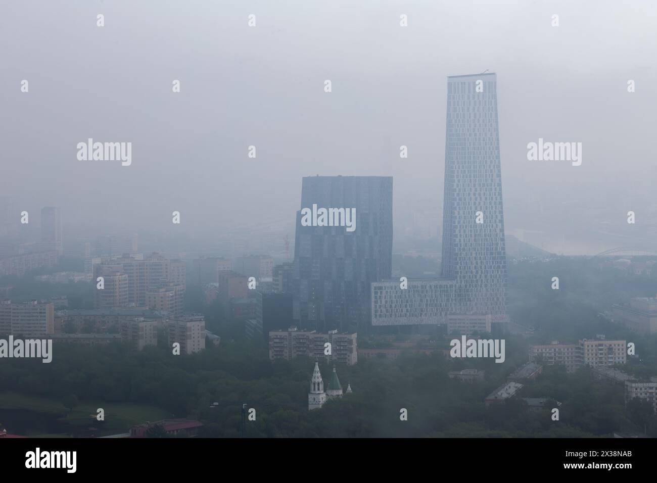 Gratte-ciel sur la rue Mosfilmovskaya dans le brouillard le matin à Moscou, Russie Banque D'Images
