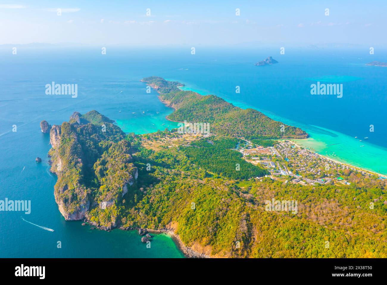 Voyage stations de vacances aériennes au-dessus des îles et des colonies avec des maisons d'hôtel sur les plages des stations tropicales avec des bateaux et des navires. Banque D'Images