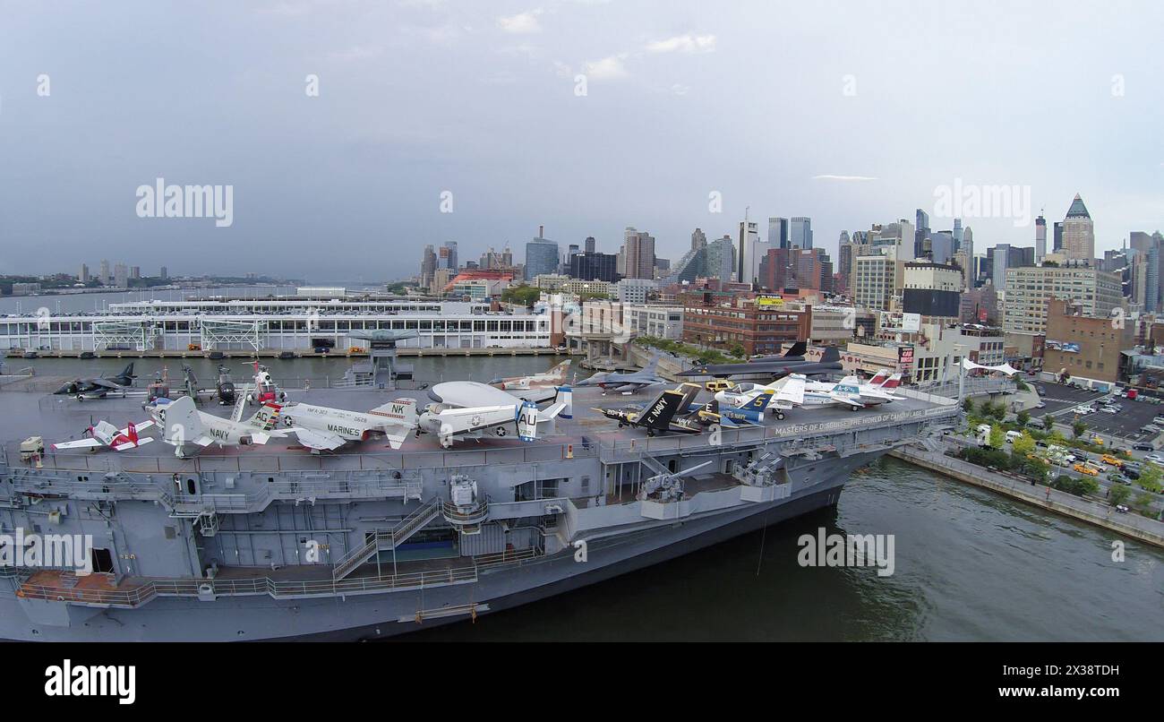 NEW-YORK - 07 septembre 2014 : Musée Sea-Air-Space sur le navire USS Intrepid (CV-11) amarré à l'embarcadère 86. Vue aérienne. Musée a été fondé en 1982. Banque D'Images