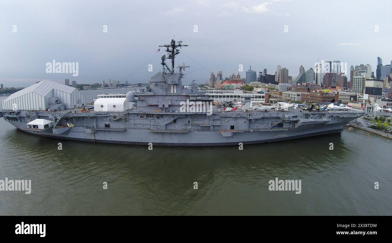 NEW-YORK - 07 septembre 2014 : navire USS Intrepid (CV-11) avec musée Sea-Air-Space sur l'embarcadère 86 près de la ville le jour d'automne. Vue aérienne. Le navire a été mis hors service Banque D'Images