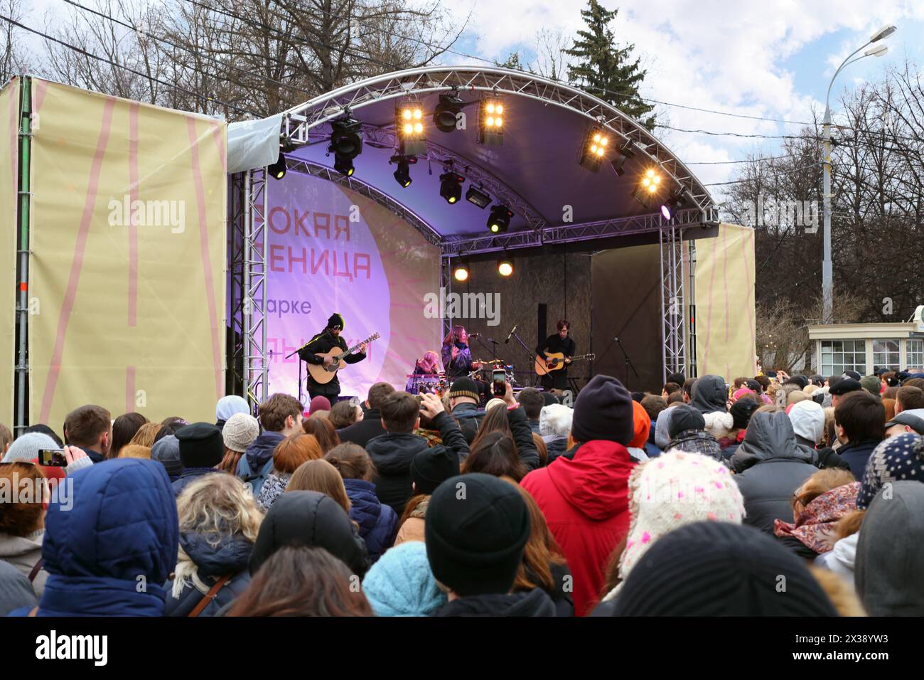 MOSCOU - 12 mars 2016 : foule et concert de Naik Borzov pendant Shrovetide dans le parc Sokolniki Banque D'Images