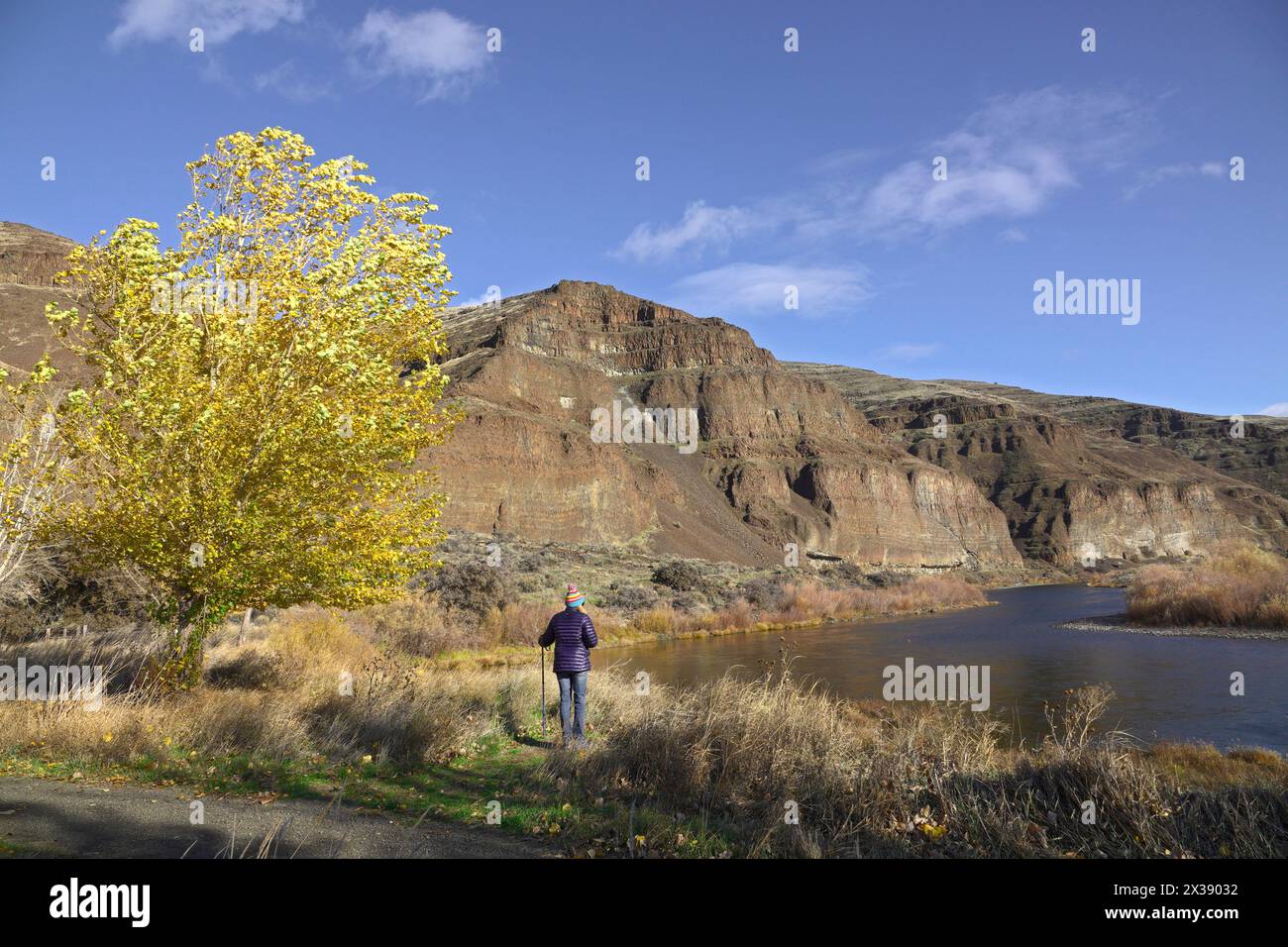 Un randonneur dans la région accidentée du haut désert de Cottonwood State Park, le long de la rivière John Day dans le centre-nord de l'Oregon. Banque D'Images