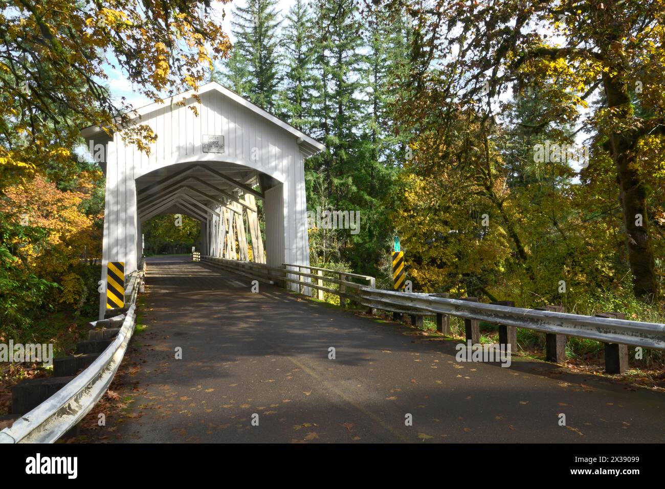 Le Short Bridge, un pont couvert à Cascadia, Oregon, enjambant la rivière South Santiam, près de Sweet Home, Oregon. Construit en 1945, il fut le premier Banque D'Images