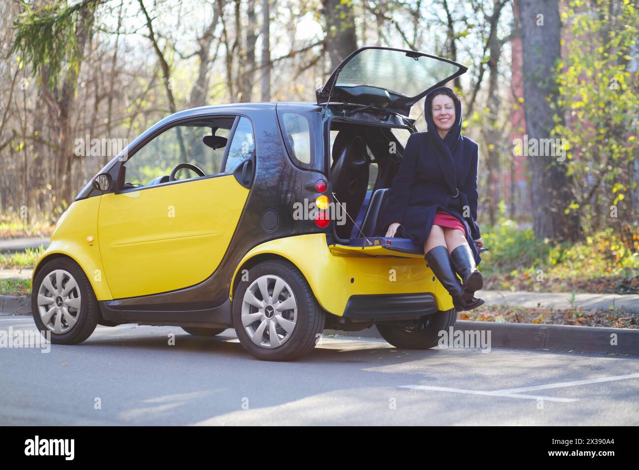 MOSCOU - 25 octobre 2016 : femme (avec libération du modèle) dans le coffre de Mercedes Smart à Sokolniki où conduit Auto Show - Oldtimer, Galerie Banque D'Images