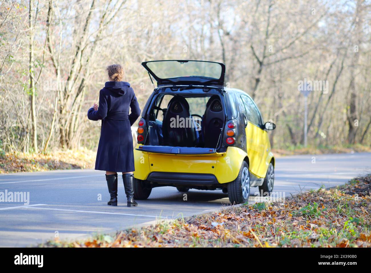MOSCOU - 25 octobre 2016 : femme (avec autorisation du modèle) se tient près de Mercedes Smart à Sokolniki où conduit Auto Show - Oldtimer, Gallery Banque D'Images