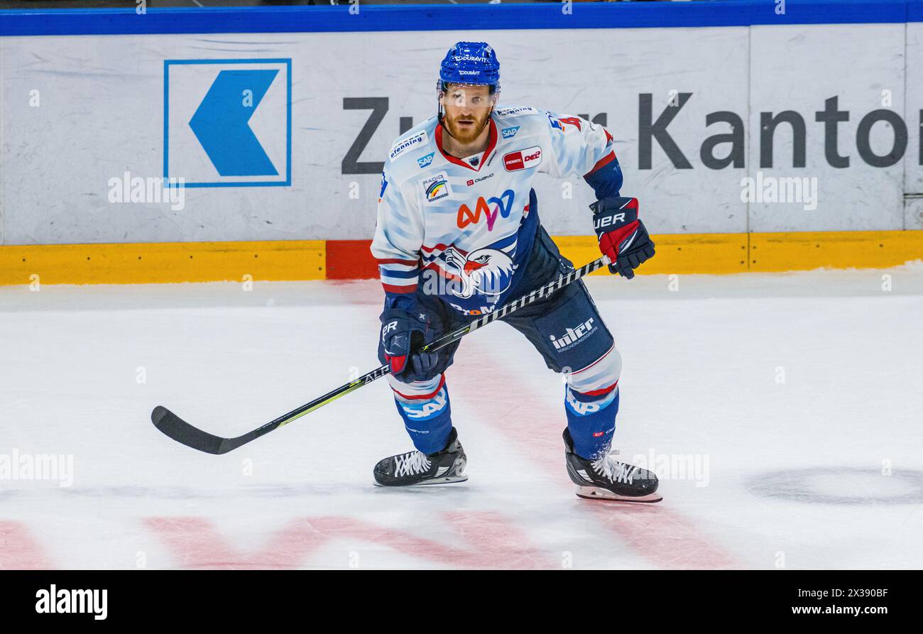 Adler Mannheim Verteidiger #4 Korbinian Holzer während dem Testspiel gegen den eV Zug. (Zoug, Schweiz, 20.08.2022) Banque D'Images