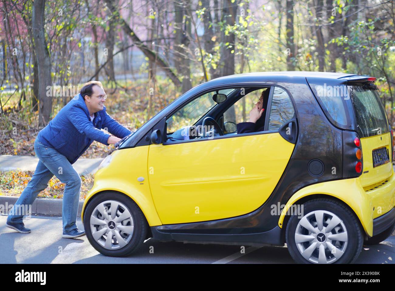 MOSCOU - OCT 25, 2016 : homme pousse Mercedes Smart car avec femme (modèles avec sorties) à Sokolniki où conduit Auto Show - Oldtimer, Galerie Banque D'Images