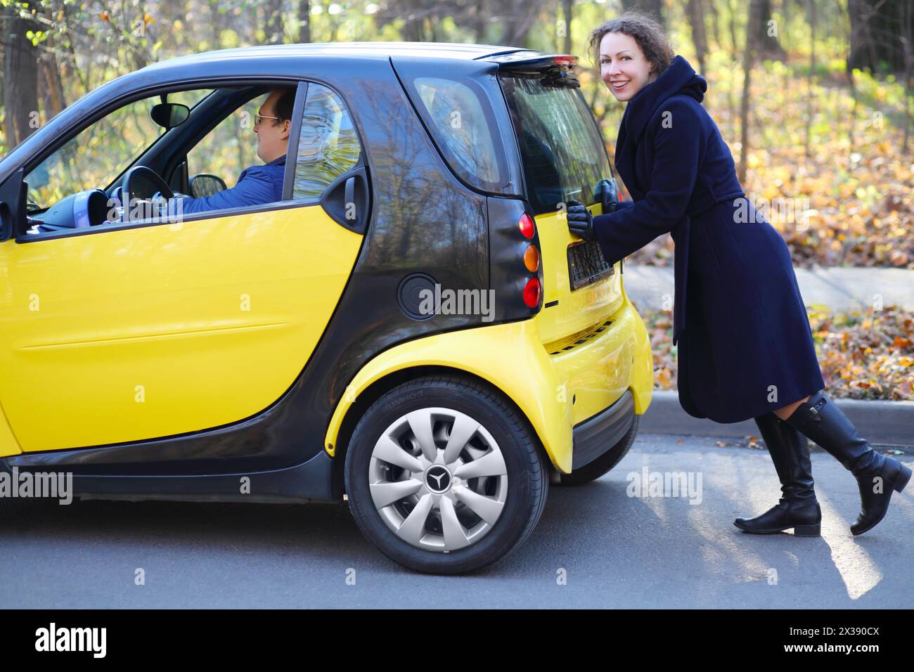 MOSCOU - 25 octobre 2016 : femme pousse Mercedes Smart avec homme (modèles avec sorties) à Sokolniki où conduit Auto Show - Oldtimer, Galerie Banque D'Images