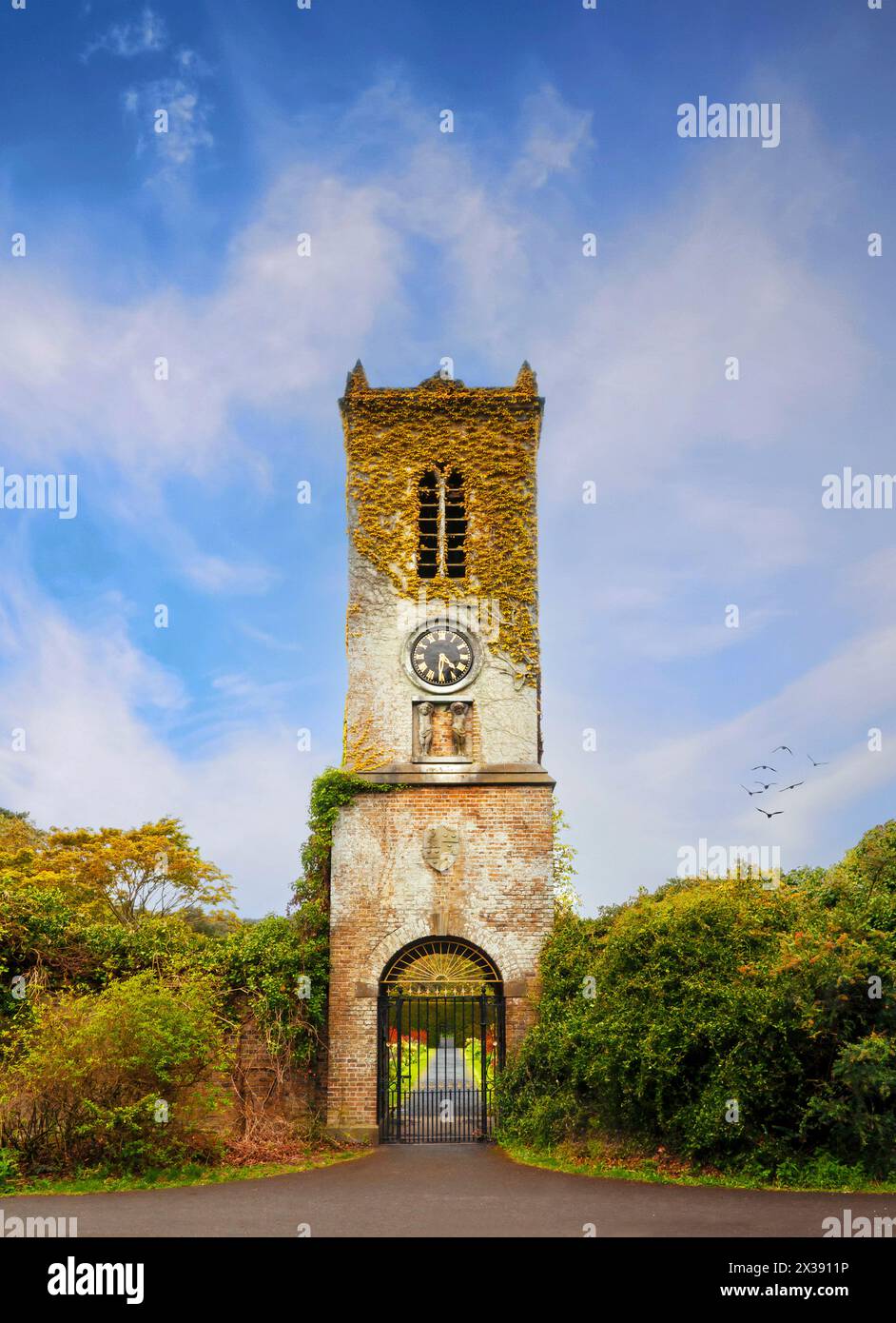 La tour de l'horloge construite en 1850 au-dessus de l'entrée du jardin clos de St Anne's Park à Clontarf, Dublin City, Irlande Banque D'Images