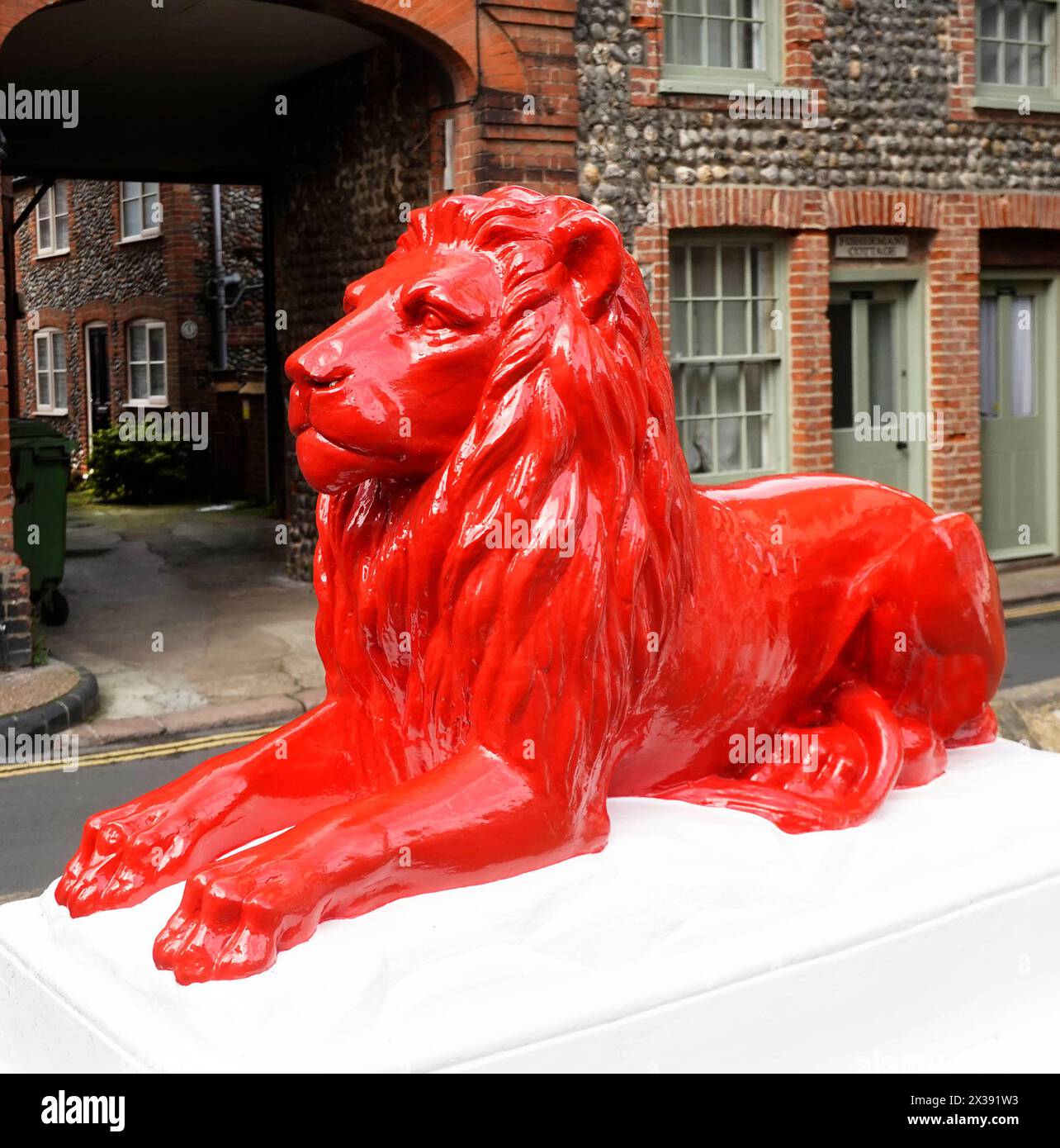 Statue de Lion rouge reposant sur un socle blanc à Cromer promouvant l'hôtel de bord de mer du même nom dans la station balnéaire de vacances à Norfolk East Anglia Angleterre Banque D'Images