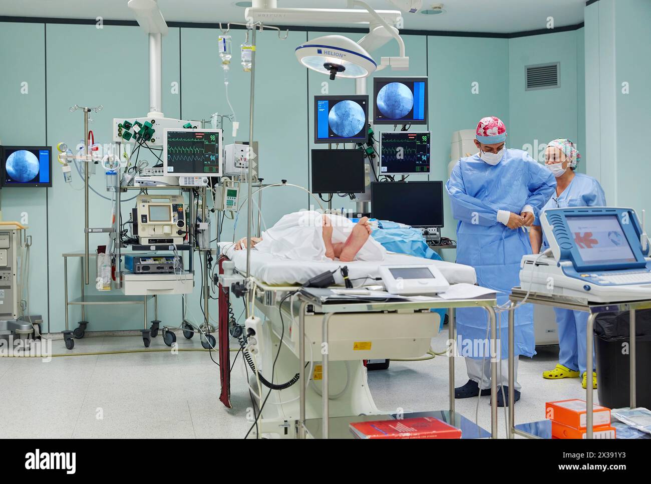 Salle d'opération pour la mise en place d'un défibrillateur. Unité de soins intensifs USI, Hôpital Donostia, Saint-Sébastien, Gipuzkoa, pays Basque, Espagne Banque D'Images