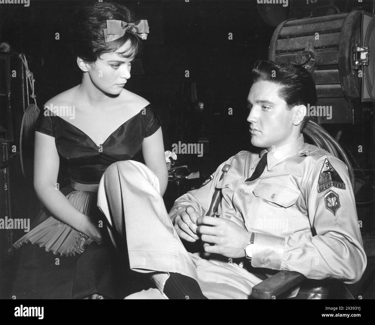 LETICIA ROMAN et ELVIS PRESLEY photographiés sur le tournage de G. I. Blues 1960 Directeur NORMAN TAUROG costume Design EDITH Directrice de la photographie LOYAL GRIGGS A Hal Wallis production / Paramount Pictures Banque D'Images