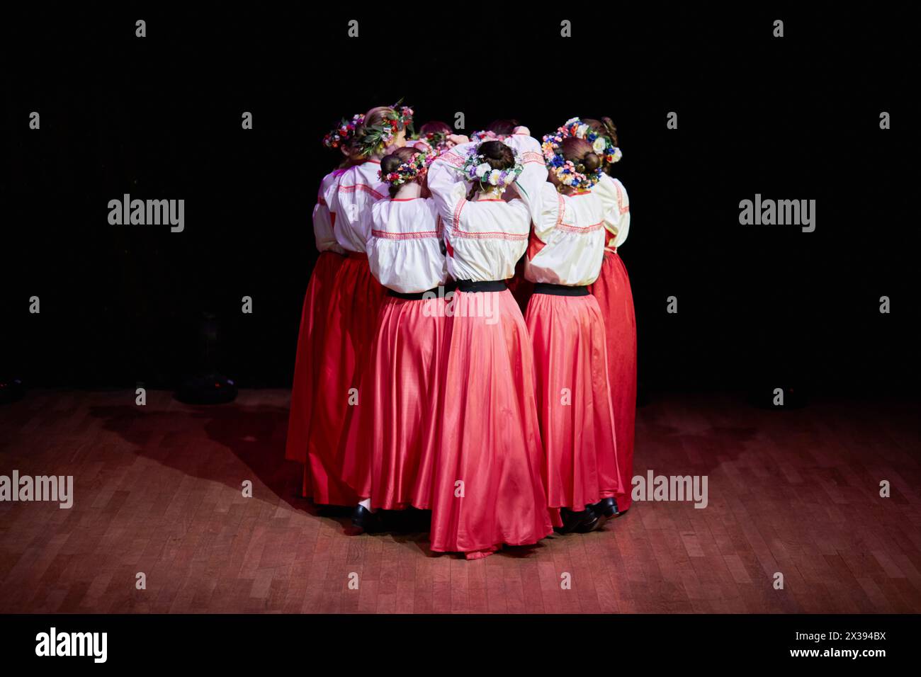 MOSCOU, RUSSIE - 21 MAI 2016 : des filles en jupes rouges, des chemisiers blancs brodés et avec des couronnes sur la tête dansent la danse folklorique russe pendant le concert Banque D'Images