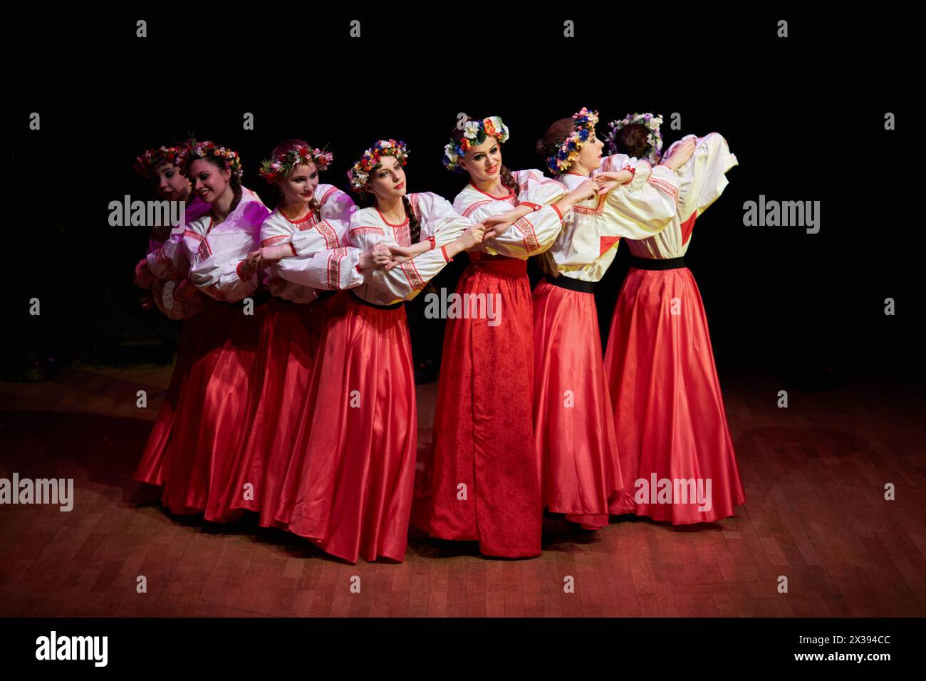MOSCOU, RUSSIE - 21 MAI 2016 : des filles en jupes rouges, des chemisiers blancs brodés et avec des couronnes sur la tête dansent la danse folklorique russe pendant le concert Banque D'Images