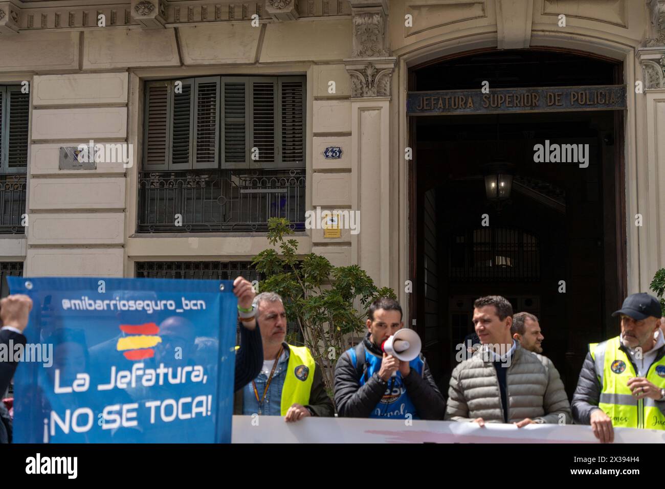 Le syndicat de police JUPOL a manifesté devant le commissariat de police de la via Laietana accompagné de leaders Vox et de manifestants d’extrême droite, exigeant que le commissariat ne devienne pas un musée de la mémoire historique. Ce poste de police controversé, parce que pendant l’ère franco il était un lieu de détention pour les prisonniers politiques et la torture, maintient ce débat dans la ville depuis des années. El sindicato de polic'as JUPOL se ha manifado frente a la comisar'a de V'a Laietana acompa-ado de dirigentes de Vox y manifantes de ultra derecha, reclaman que la comisar'a no se convierta en un museo de la Banque D'Images