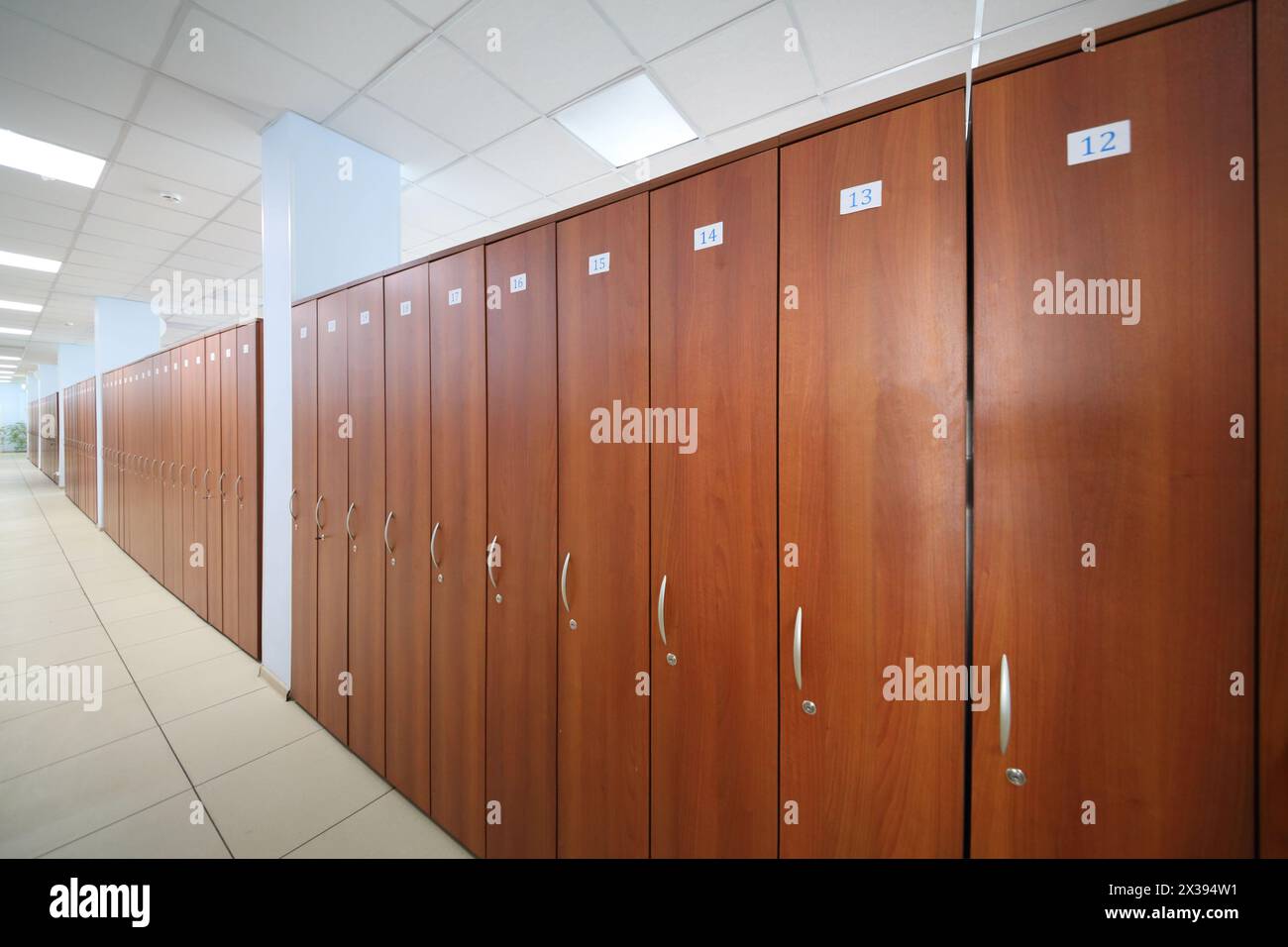 Long couloir avec beaucoup d'armoires en bois dans le grand bureau de la compagnie Banque D'Images