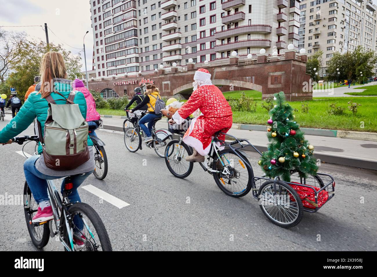 MOSCOU, RUSSIE - 24 OCT 2016 : participants au défilé à vélo dans la rue de Moscou. L'action est programmée pour la Journée mondiale sans voiture. Banque D'Images