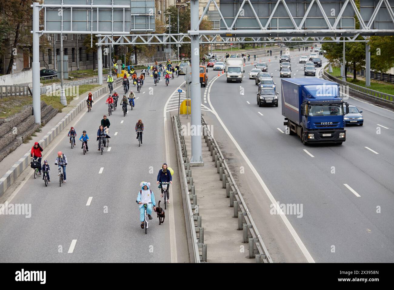 MOSCOU, RUSSIE - 24 OCT 2016 : participants au défilé à vélo dans la rue de Moscou. L'action est programmée pour la Journée mondiale sans voiture. Banque D'Images