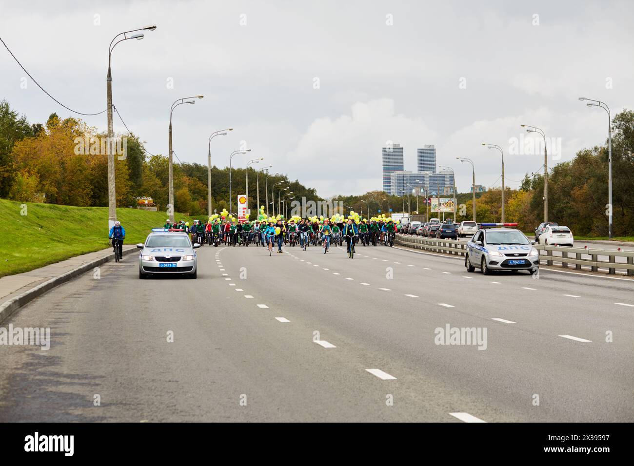 MOSCOU, RUSSIE - 24 OCT 2016 : participants au défilé à vélo dans la rue de Moscou. L'action est programmée pour la Journée mondiale sans voiture. Banque D'Images