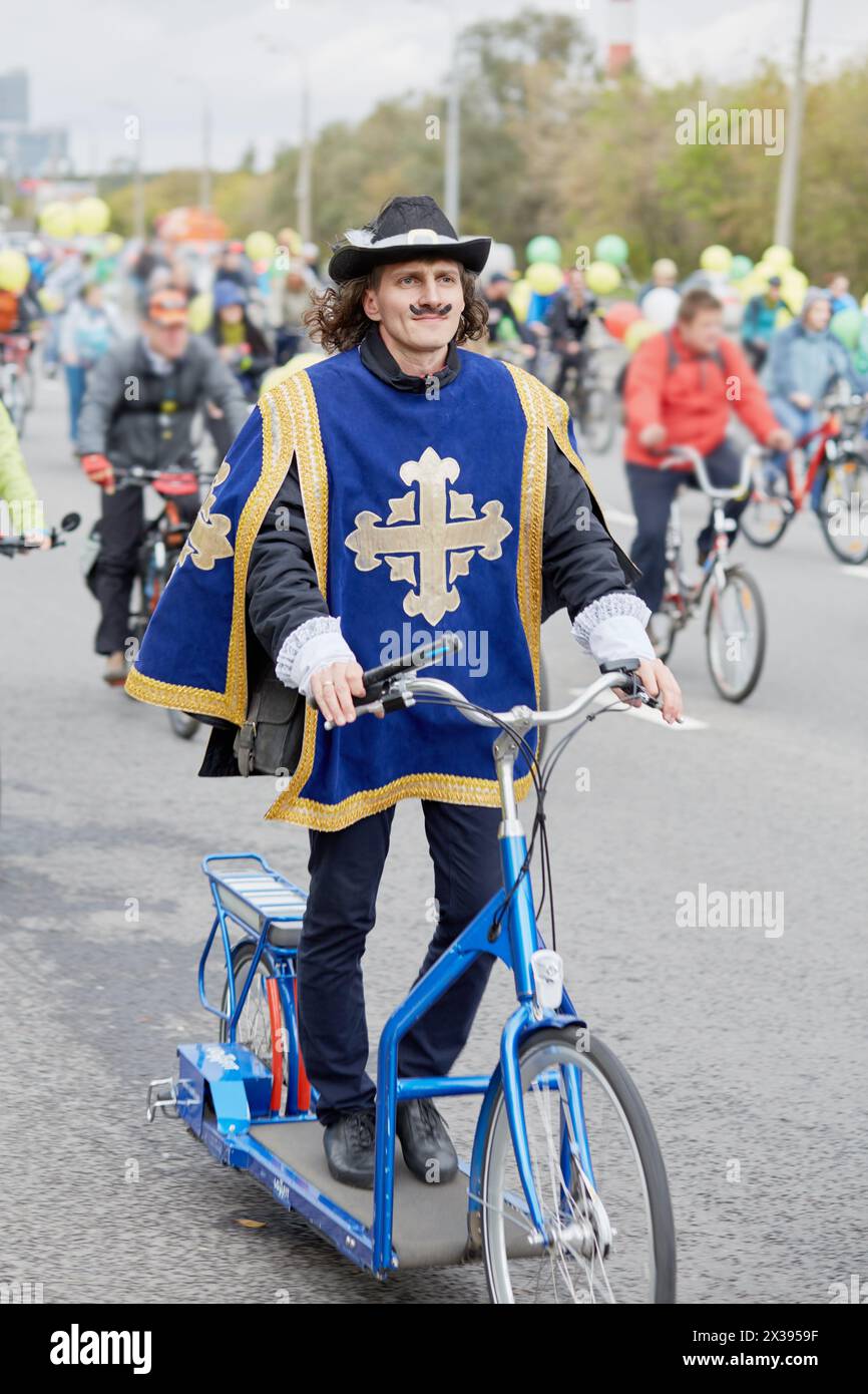 mousquetaire à vélo - tapis roulant. Participants de défilé à vélo dans la rue. L'action est programmée pour la Journée mondiale sans voiture. Banque D'Images