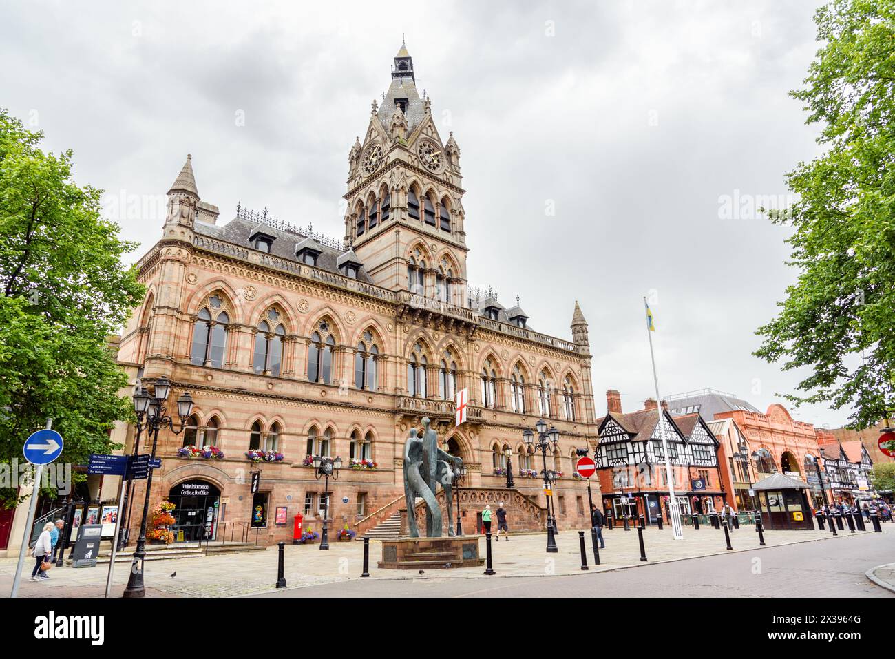 Vue de l'hôtel de ville de Chester sous ciel nuageux. L'hôtel de ville, conçu par William Henry Lynn de Belfast, a été construit de 1865 à 1869. Banque D'Images