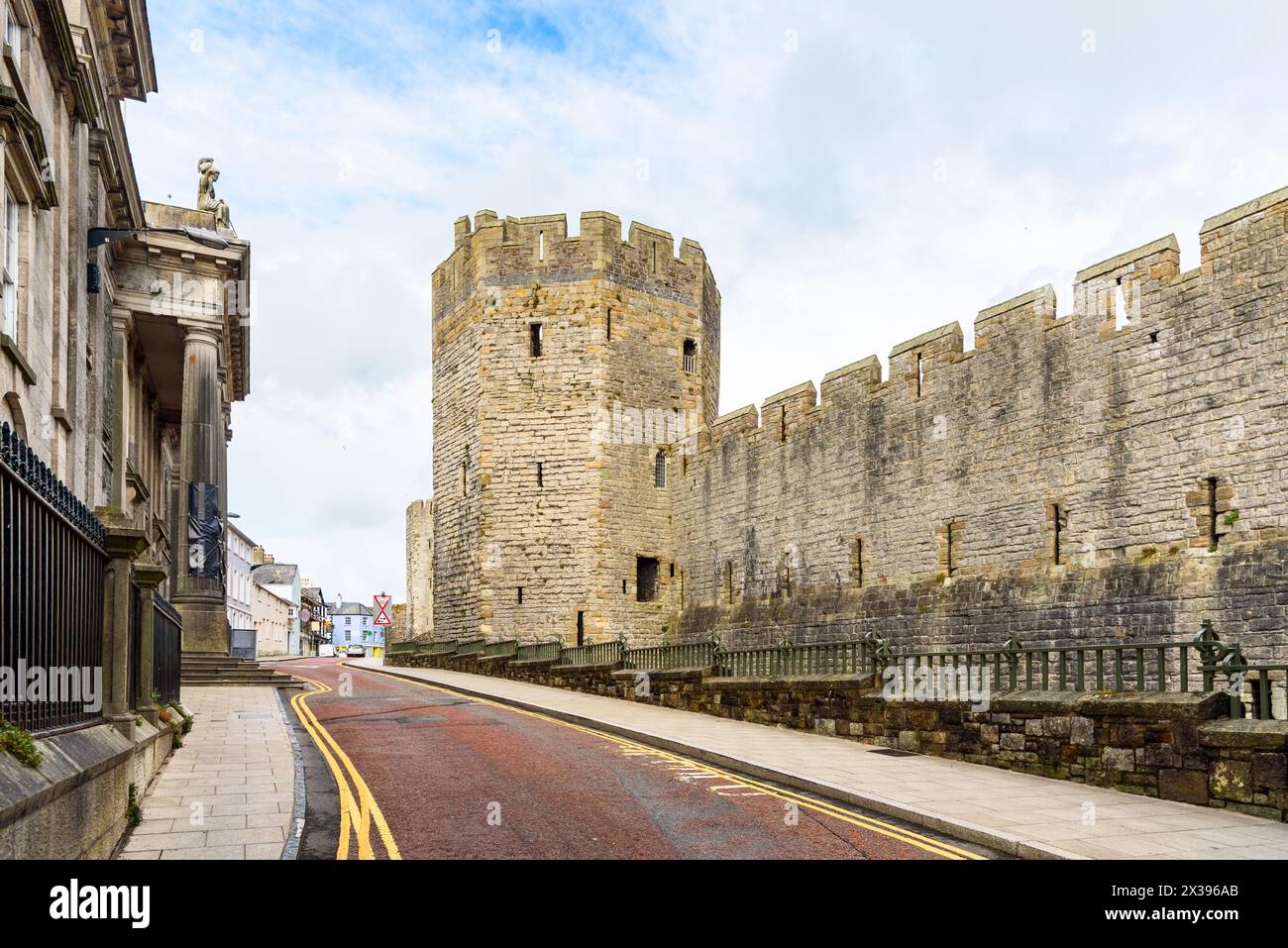 Rue déserte le long des murs d'un château historique dans une petite ville du pays de Galles Banque D'Images