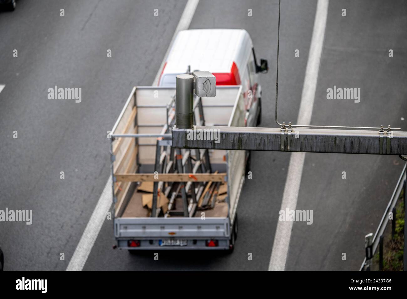 Caméra de trafic sur l'autoroute A3, trafic sur 8 voies, surveille le trafic sur l'épaule dure temporairement ouverte, près d'Erkrath, NRW, Allemagne Banque D'Images