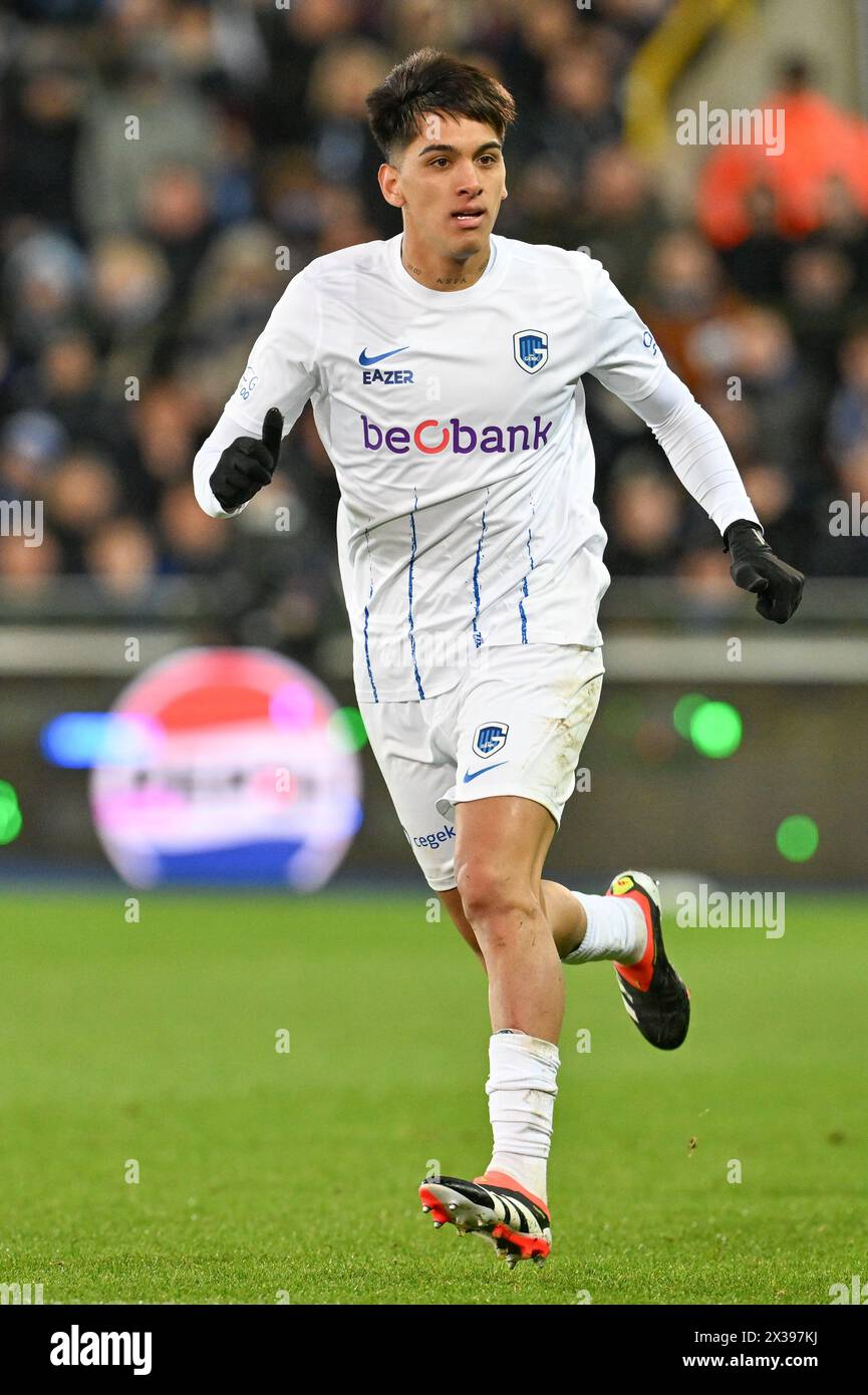 Matias Galarza (5) de Genk photographié lors de la Jupiler Pro League saison 2023 - 2024 jour de match 5 dans le Play-off des Champions entre le Club Brugge KV et le KRC Genk le 24 avril 2024 à Bruges, Belgique. (Photo de David Catry / Isosport) Banque D'Images