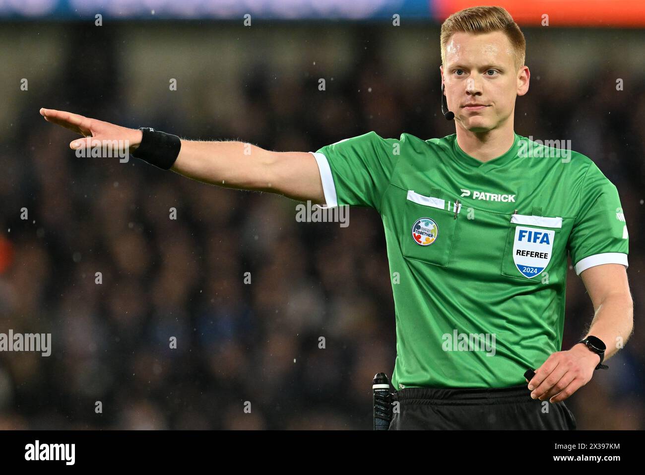 L'arbitre Lothar D'Hondt photographié lors du match Jupiler Pro League saison 2023 - 2024 jour 5 dans le Play-off des Champions entre le Club Brugge KV et le KRC Genk le 24 avril 2024 à Bruges, Belgique. (Photo de David Catry / Isosport) Banque D'Images