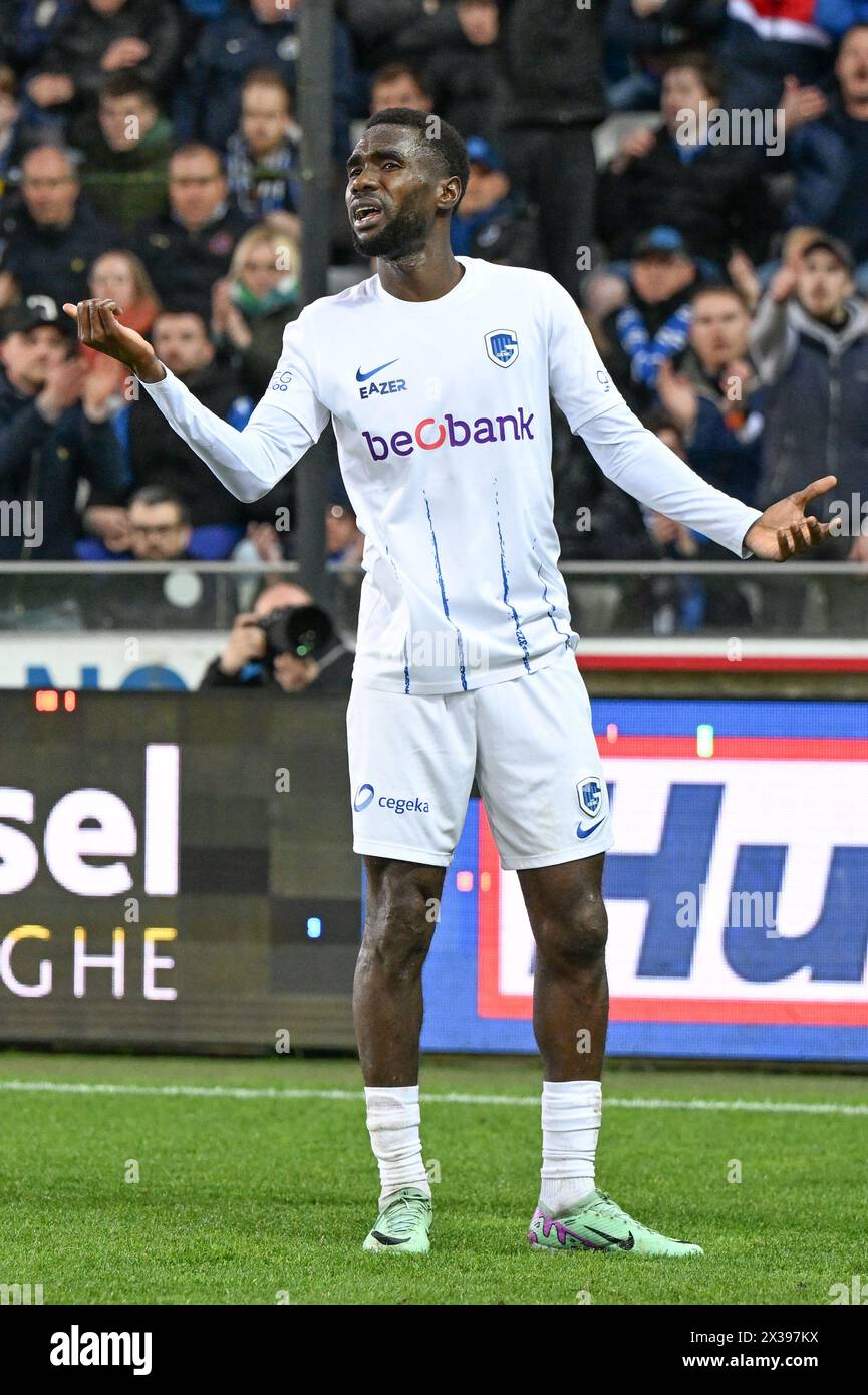 Alieu Fadera (7) de Genk réagit lors de la Jupiler Pro League saison 2023 - 2024 jour de match 5 dans le Play-off des Champions entre le Club Brugge KV et le KRC Genk le 24 avril 2024 à Bruges, Belgique. (Photo de David Catry / Isosport) Banque D'Images