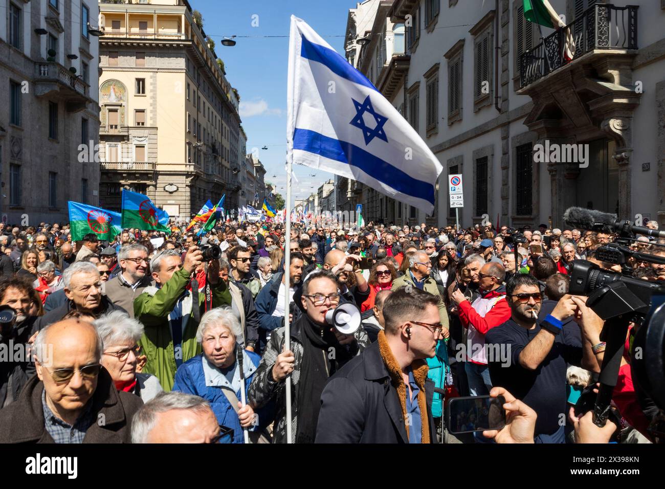 Milan, Italie. Le 25 avril 2024, le drapeau israélien est affiché lors de la manifestation marquant le 81e anniversaire de la Journée de la libération, le 25 avril 2024 à Milan, en Italie. Le 25 avril 1945, les partisans italiens ont lancé un soulèvement massif contre le régime fasciste et l'occupation nazie, marquant la date du jour de la libération, qui honore le tournant critique lorsque l'Italie a commencé sa libération du contrôle fasciste et nazi. Banque D'Images