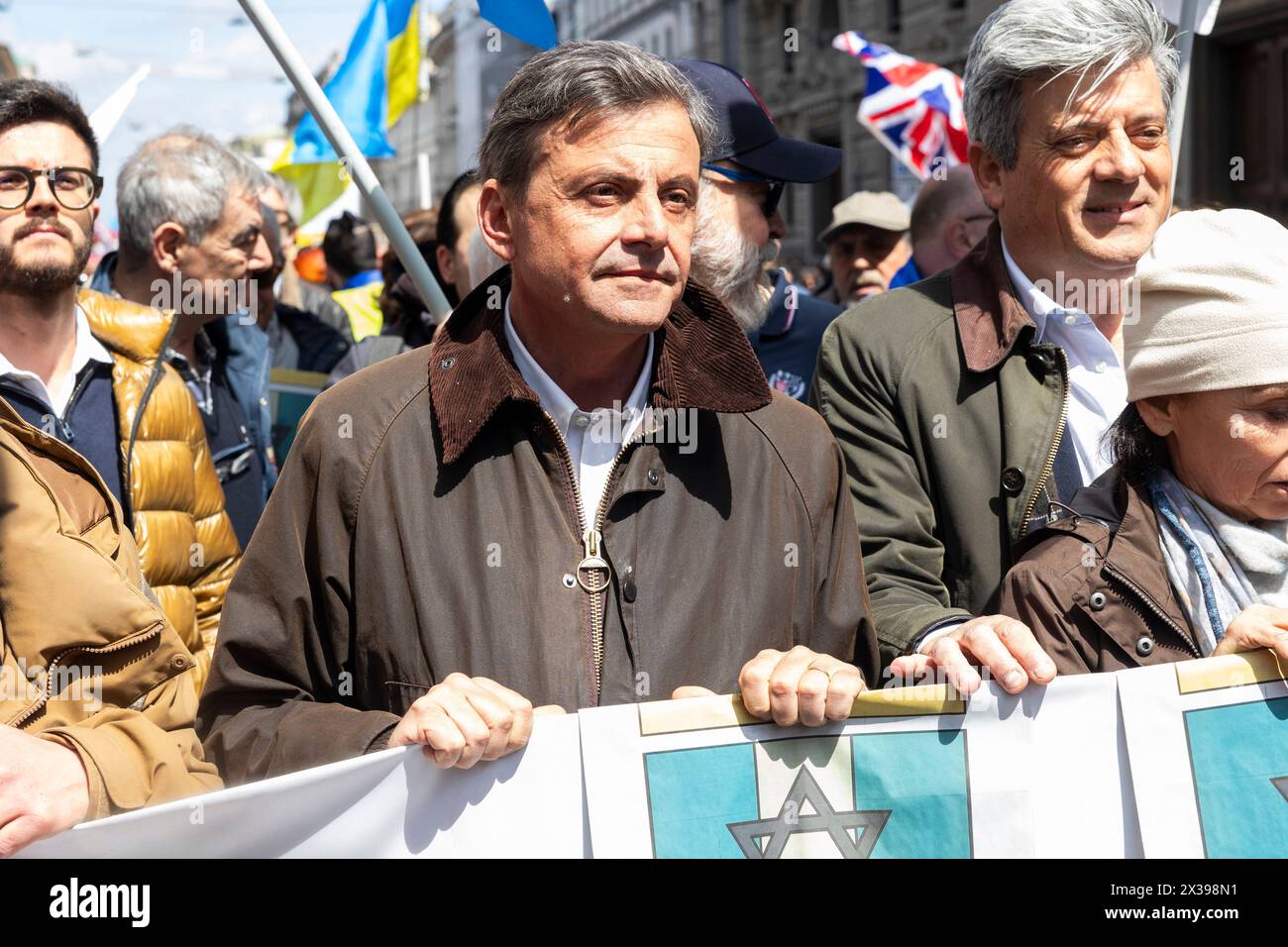 Milan, Italie. Le 25 avril 2024, Carlo Calenda, chef du parti politique Azione, est vu lors de la manifestation marquant le 81e anniversaire de la Journée de la libération, le 25 avril 2024 à Milan, en Italie. Le 25 avril 1945, les partisans italiens ont lancé un soulèvement massif contre le régime fasciste et l'occupation nazie, marquant la date du jour de la libération, qui honore le tournant critique lorsque l'Italie a commencé sa libération du contrôle fasciste et nazi. Banque D'Images