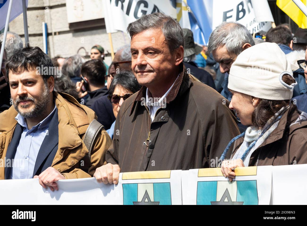 Milan, Italie. Le 25 avril 2024, Carlo Calenda, chef du parti politique Azione, est vu lors de la manifestation marquant le 81e anniversaire de la Journée de la libération, le 25 avril 2024 à Milan, en Italie. Le 25 avril 1945, les partisans italiens ont lancé un soulèvement massif contre le régime fasciste et l'occupation nazie, marquant la date du jour de la libération, qui honore le tournant critique lorsque l'Italie a commencé sa libération du contrôle fasciste et nazi. Banque D'Images