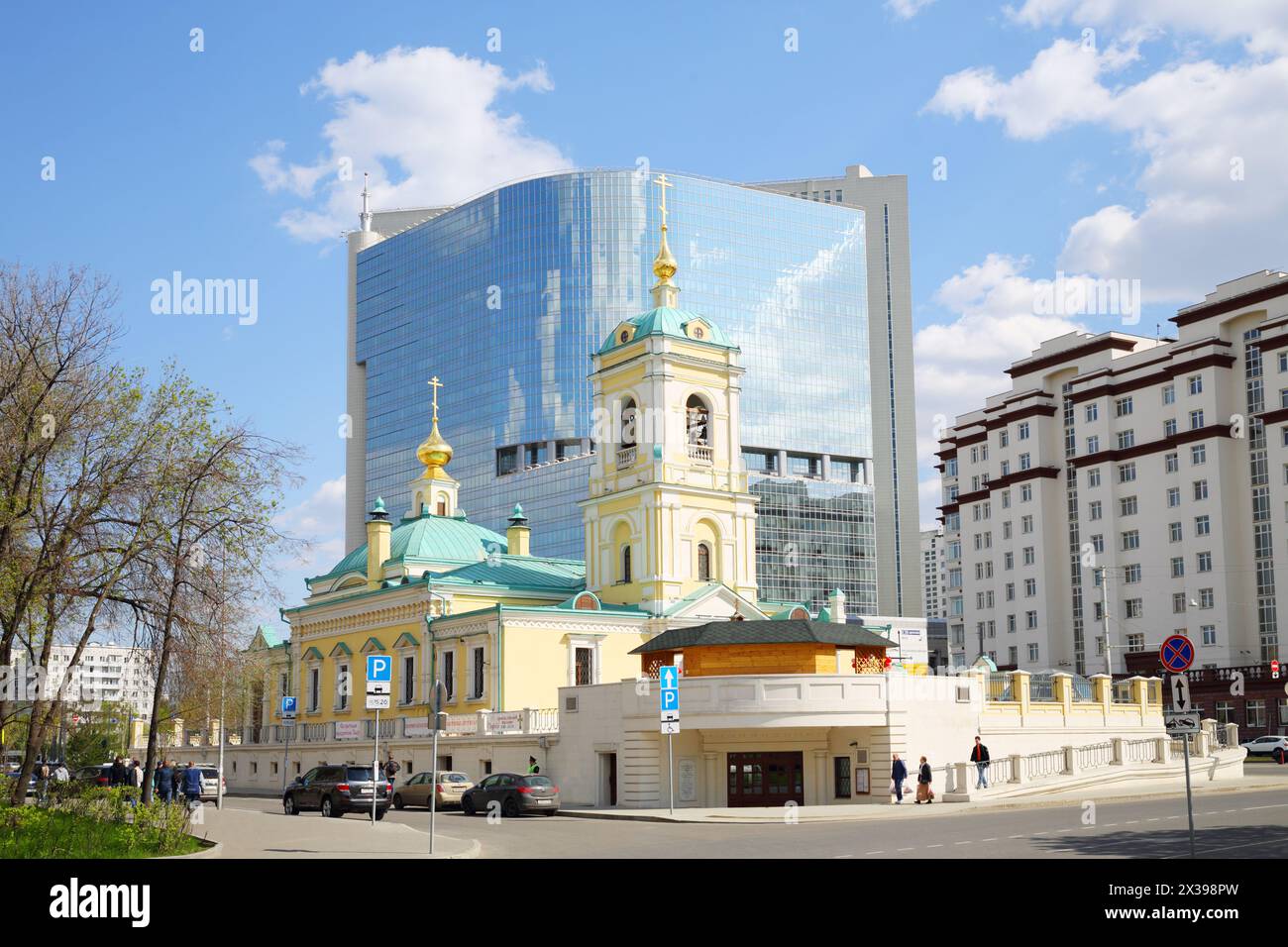 MOSCOU, RUSSIE - 28 avril 2016 : Eglise du Sauveur de la Transfiguration et centre d'affaires PREO8 Banque D'Images