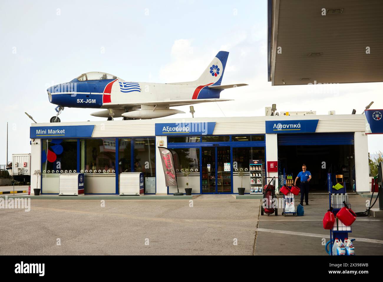 Station-service sur le toit préservée PAR LE PÉTROLE ÉGÉEN, près de l'aéroport LGTS, peinte aux couleurs de la compagnie gazière/pétrolière portant un faux enregistrement civil Banque D'Images